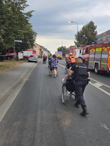 Více jak stovku imobilních klientů museli kvůli bombě vynést hasiči a policisté