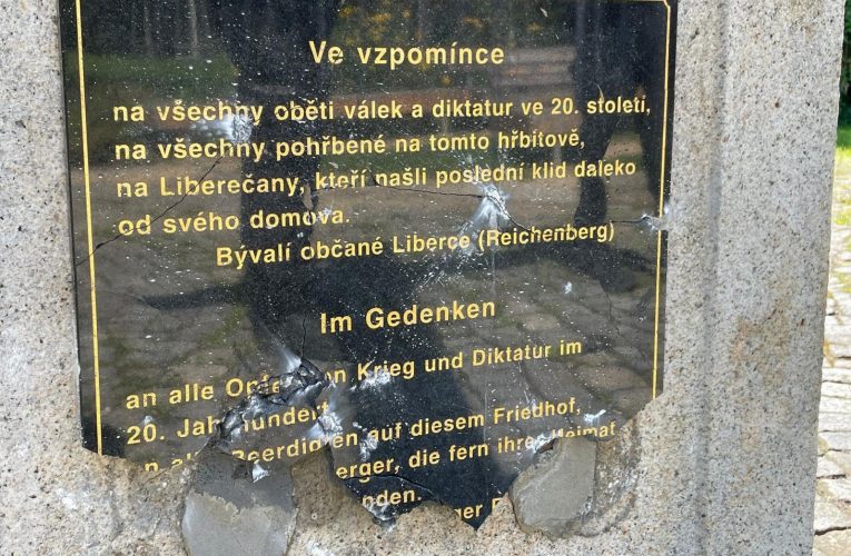 Zahradu vzpomínek v Liberci zdevastovali vandalové