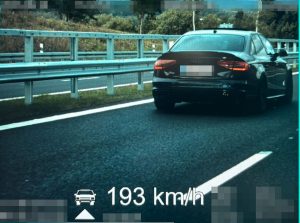Kolem policistů projel rychlostí téměř 200 km/h