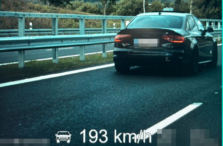 Kolem policistů projel rychlostí téměř 200 km/h