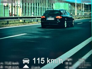 Kolem policistů projel rychlostí téměř 200 km/h