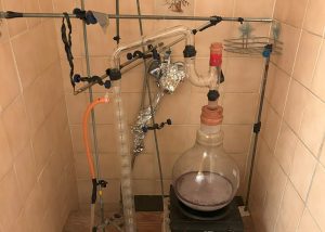 Kriminalisté odhalili varnu ukrytou ve sprchovém koutě