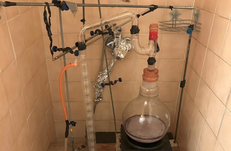 Kriminalisté odhalili varnu ukrytou ve sprchovém koutě