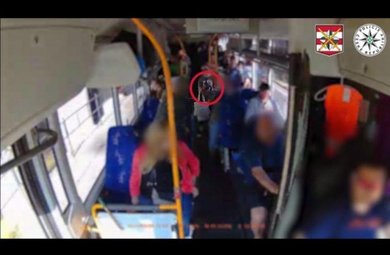 Mával nožem v autobuse