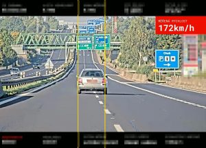 Na dálnici D6 předjel policejní vůz rychlostí 172 km/h