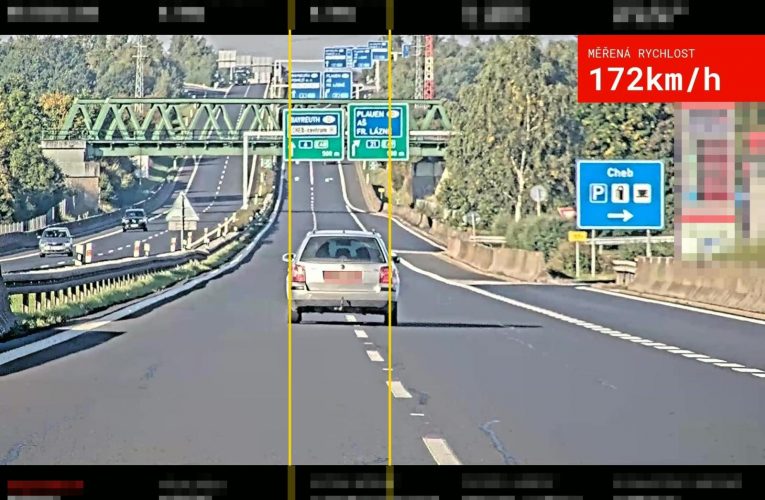 Na dálnici D6 předjel policejní vůz rychlostí 172 km/h