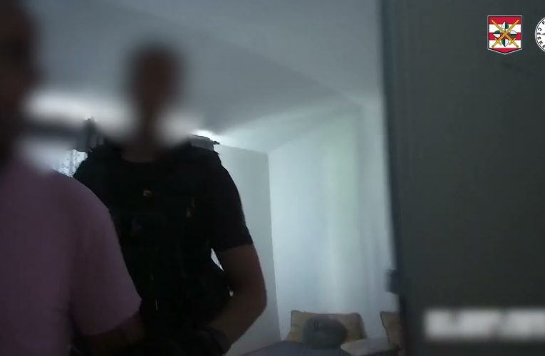 Nerozpakovali se okrádat seniorky