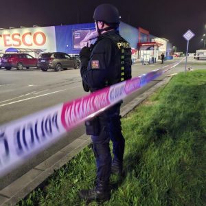 Noční cvičení v hypermarketu