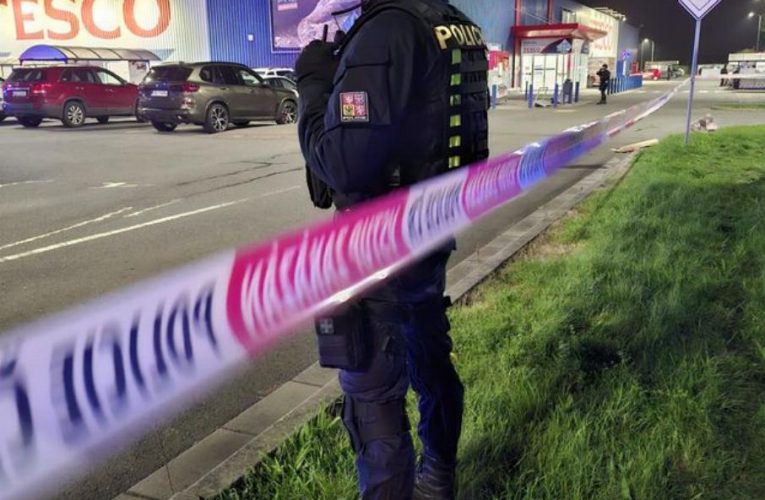 Noční cvičení v hypermarketu