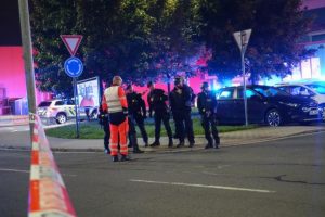 Noční cvičení v hypermarketu