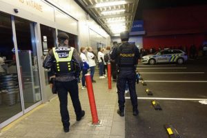 Noční cvičení v hypermarketu