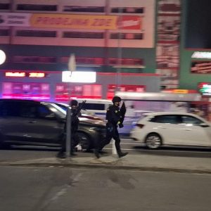 Noční cvičení v hypermarketu