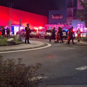 Noční cvičení v hypermarketu