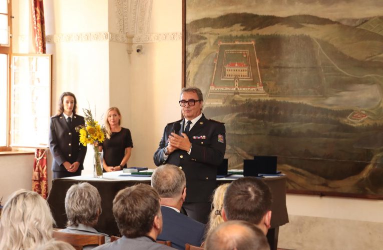 Opakované krádeže i loupež: recidivista z Broumovska stíhán vazebně