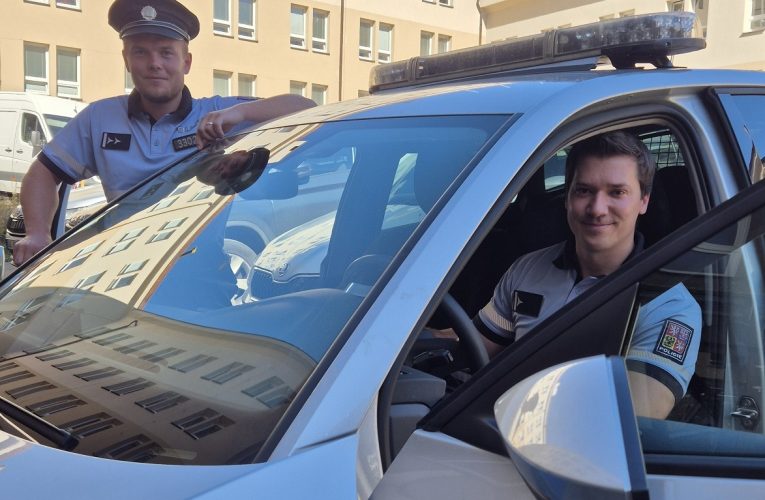 Policisté ženě zachránili život