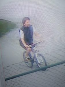 Poznáváte muže na snímku?