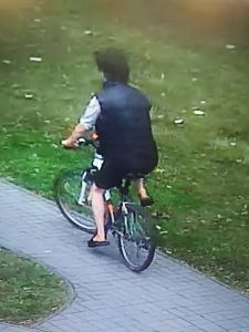 Poznáváte muže na snímku?