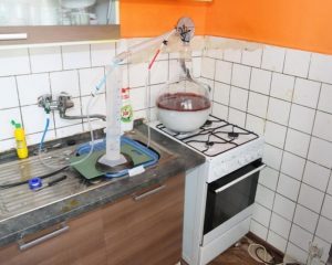 Přímo při výrobě metamfetaminu byl v bytě zadržen „vařič“