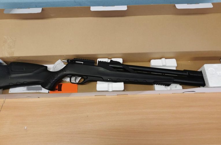 Terč umístil před dveře