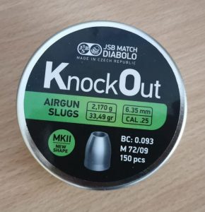 Terč umístil před dveře