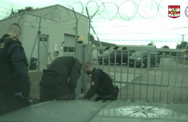 Zachytil se v žiletkovém drátě.