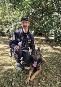 Zraněnému řidiči pomáhal policejní psovod