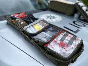 Darem jsme přijali dva záchranářské batohy