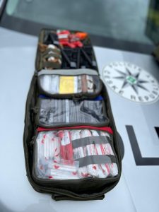 Darem jsme přijali dva záchranářské batohy