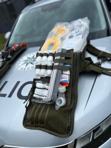 Darem jsme přijali dva záchranářské batohy