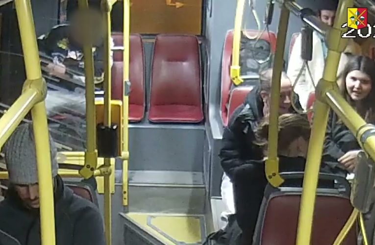 Ohrožoval pistolí cestující v autobusu č. 139