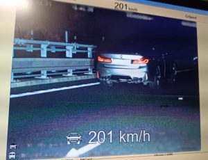Po dálnici 200 km/h, ve městě s více než 2 promile alkoholu