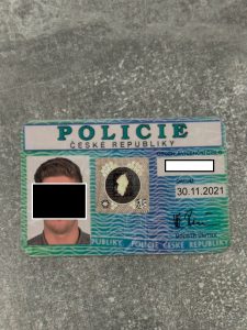 Podvodníci se vydávají za policisty.