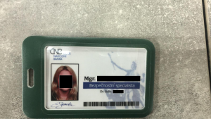 Podvodníci se vydávají za policisty.