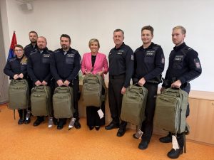 Policisté v Karlovarském kraji si od kraje převzali šest záchranářských batohů
