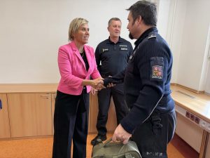 Policisté v Karlovarském kraji si od kraje převzali šest záchranářských batohů
