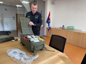 Policisté v Karlovarském kraji si od kraje převzali šest záchranářských batohů