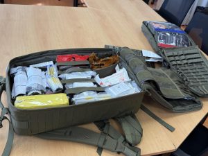 Policisté v Karlovarském kraji si od kraje převzali šest záchranářských batohů