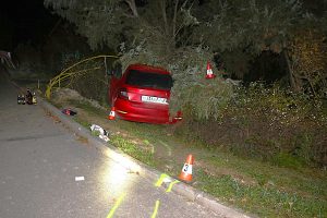 Řídil pod vlivem a bez řidičáku