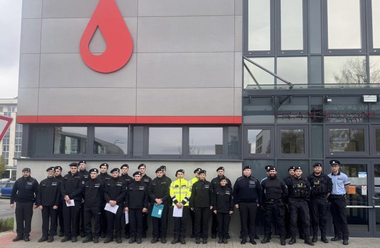 Šestadvacet dalších policistů darovalo krev ve FNHK