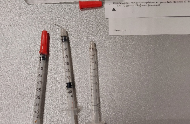 Bodnutí injekční stříkačkou