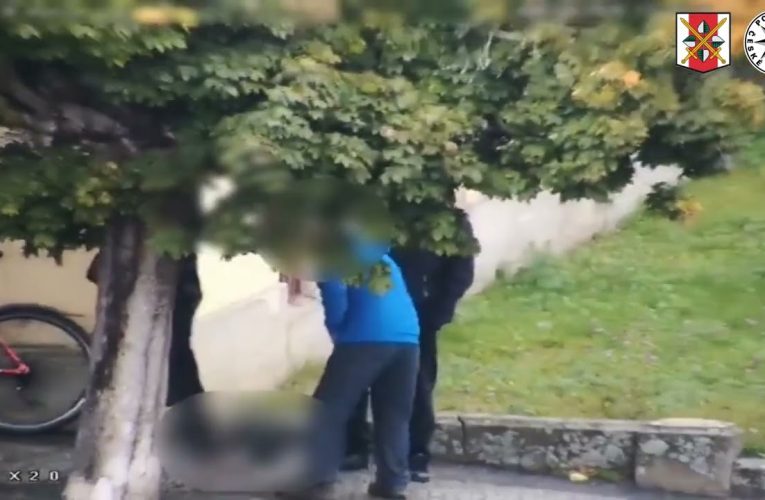 Drogy prodával přímo na náměstí při venčení psa