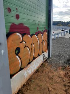 Kdo posprejoval protihlukovou stěnu?