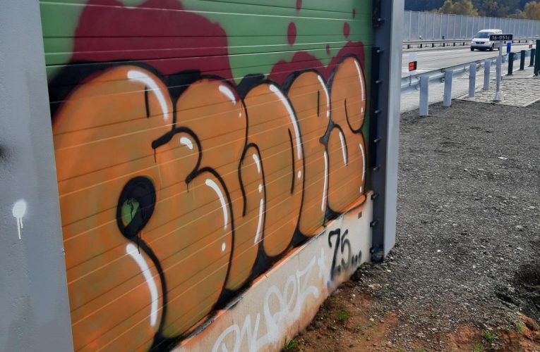 Kdo posprejoval protihlukovou stěnu?