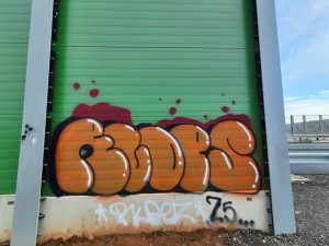 Kdo posprejoval protihlukovou stěnu?