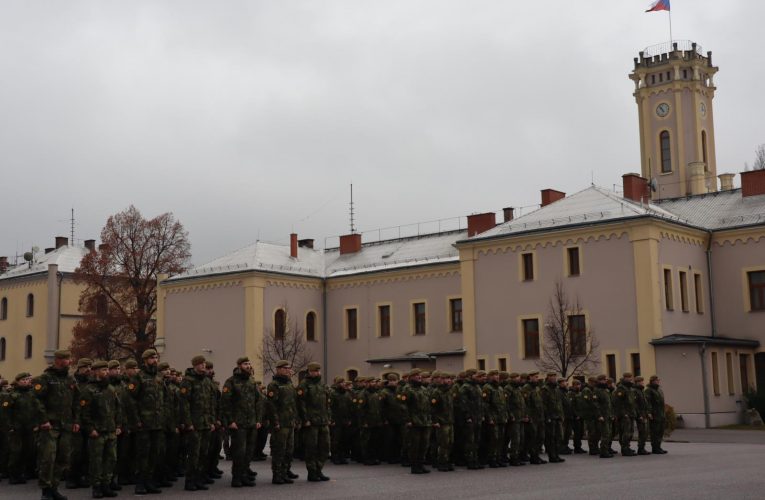 Květ vlčího máku připomněl hrdiny minulosti i přítomnosti