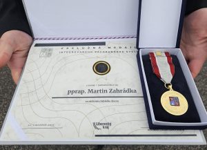 Květ vlčího máku připomněl hrdiny minulosti i přítomnosti