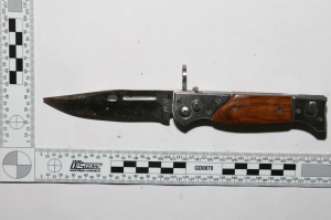 Na ostrahu vytáhl nůž