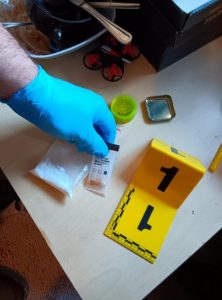 Pervitin sypal přímo do ruky