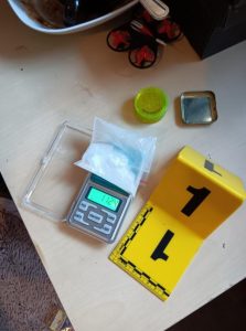 Pervitin sypal přímo do ruky