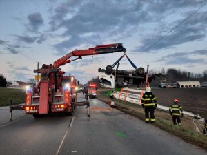 Plošina skončila v poli